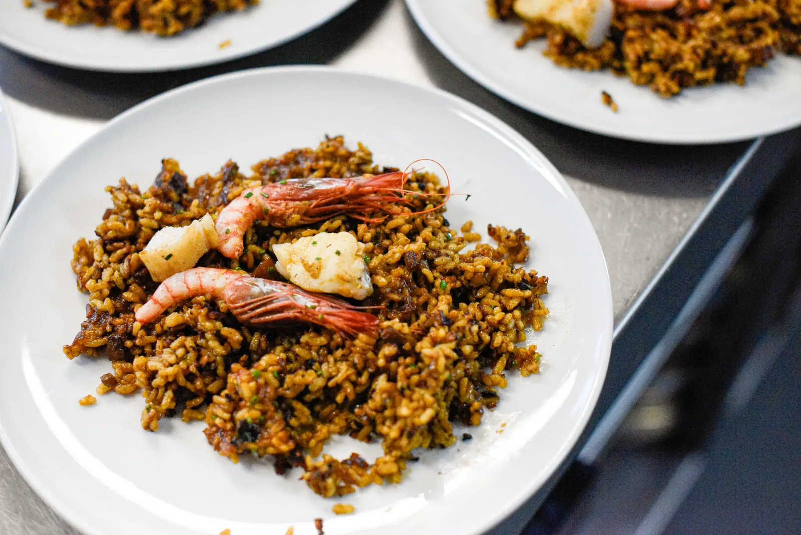 Plats d'arròs sec amb gambes a punt al pas