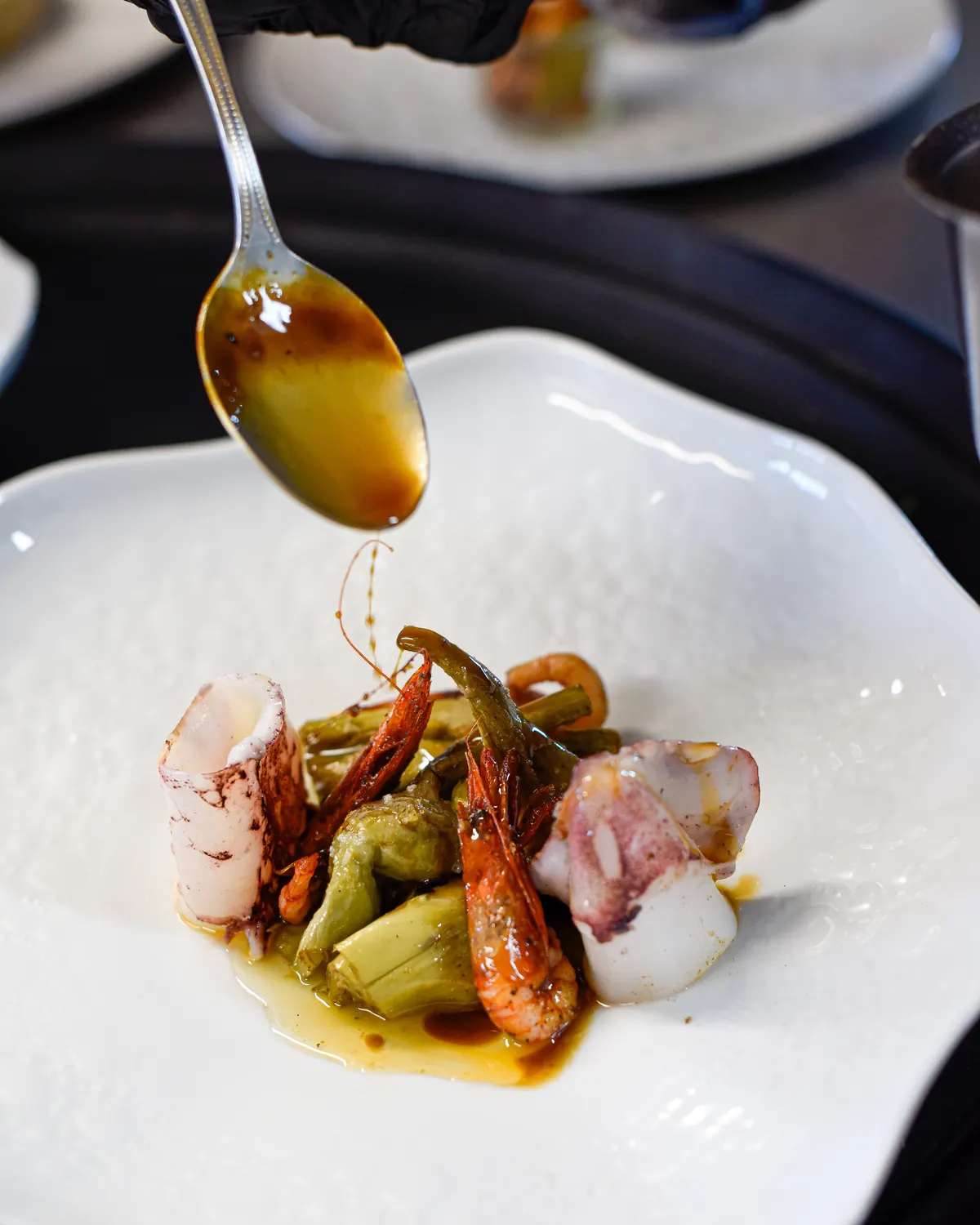 Cuiner salsejant un plat de peix i verdures